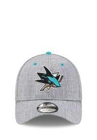 Graue verstellbare Baseballmütze mit einem auffälligen schwarzen und türkisfarbenen Haifischlogo, das mit gekreuzten Hockeyschlägern kombiniert ist. Die Mütze besteht aus strukturiertem Stoff und hat einen runden Knopf oben.
