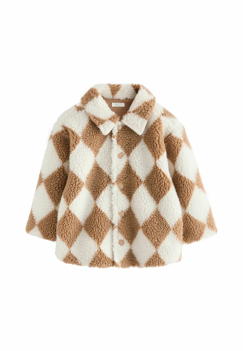 Veste en polaire à boutons avec un motif en losanges marron et blanc et un col large, présentée sur fond blanc.