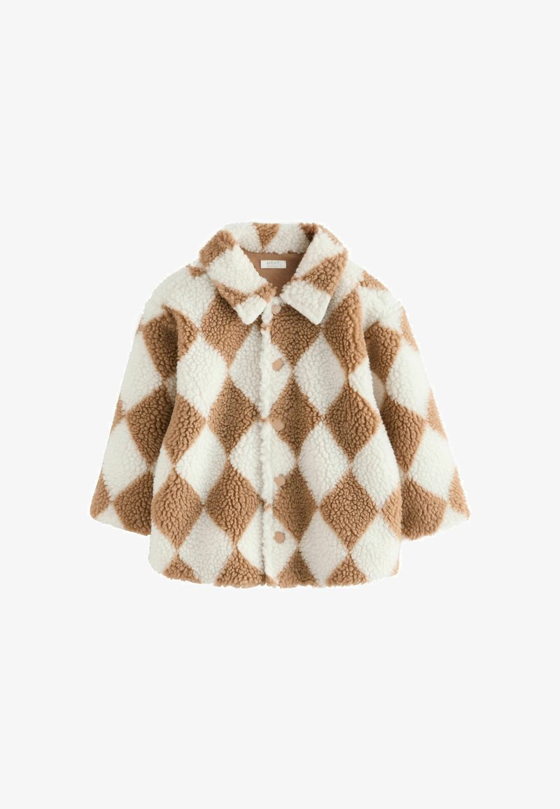 Gombos, bélelt dzseki barna és fehér rombusz mintával és széles gallérral, fehér háttér előtt bemutatva.