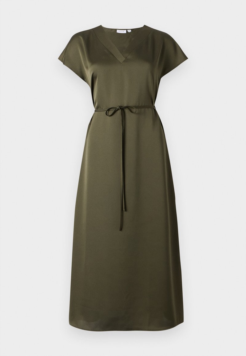 Vestido verde oliva, hasta la rodilla, con mangas cortas, escote en V y cinturón en la cintura. Hecho de una tela suave con un ajuste relajado y un brillo sutil.