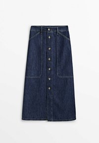 Jupe midi en denim bleu foncé avec fermeture à boutons sur le devant, deux grandes poches avant et des passants de ceinture à la taille.