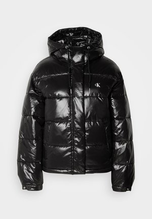 Veste doudoune noire avec finition brillante, dotée d'une capuche, d'une fermeture éclair et de poignets élastiques. Détail de logo notable sur la poitrine.