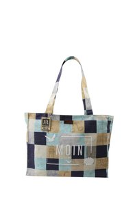 Tote bag met een patchwork ontwerp in beige, blauw en marineblauw. Bevat het woord "MOIN" in het wit, met nautische iconen en een duurzame stoftextuur.