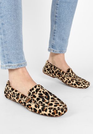 Luipaardprint loafers van pluche materiaal, met een platte zool, ronde neus en gedetailleerde stiksels langs de randen.