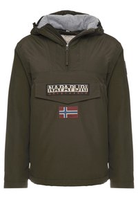 Zielona bluza z kapturem i kieszenią na przodzie, z naszywką logo oraz detalem w postaci norweskiej flagi. Gładki materiał z miękką podszewką kaptura.