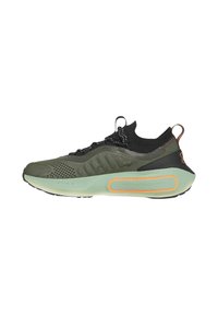Scarpa atletica verde con una parte superiore in mesh traspirante, colletto nero simile a una calza e una suola spessa e ammortizzata con una striscia arancione accentuata.