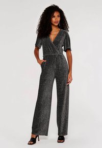 Zwarte glinsterende jumpsuit met korte mouwen, v-hals, riem in de taille en een wijdvallend ontwerp. Gladde textuur met een glanzende, sprankelende afwerking.