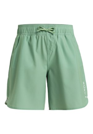 Pantalones cortos deportivos de color verde claro con cintura elástica y cordón. Cuenta con dos bolsillos laterales y un logo blanco de "Roxy" en la pierna izquierda.