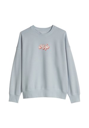 Sweat-shirt bleu clair col rond à manches longues avec le texte « Möp » en lettres cursives blanches et roses centré sur la poitrine.