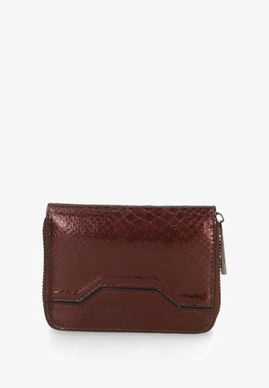 Portefeuille bordeaux en simili cuir serpent texturé, doté d'une fermeture éclair et d'un design rectangulaire élégant avec des accents de surpiqûres discrètes.