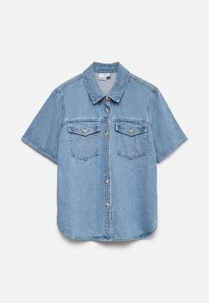Camicia di jeans azzurro chiaro a maniche corte con chiusura frontale a bottoni e due tasche sul petto con bottoni, distesa su uno sfondo bianco.