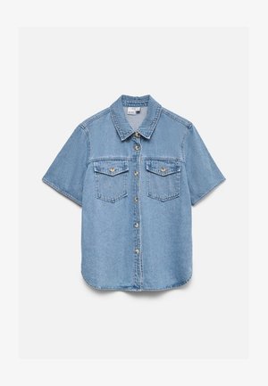 Camicia di jeans azzurro chiaro a maniche corte con chiusura frontale a bottoni e due tasche sul petto con bottoni, distesa su uno sfondo bianco.