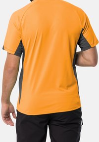 Tričko s krátkým rukávem sportovního stylu, které má oranžové tělo s šedými bočními panely, vyrobené z hladké, vlhkost odvádějící tkaniny, navržené pro pohodlí.