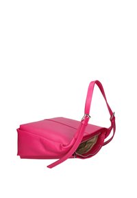 Roze leren schoudertas met een gestructureerde afwerking, rechthoekige vorm, verstelbare strap en een open rits die een beige binnenvoering onthult.