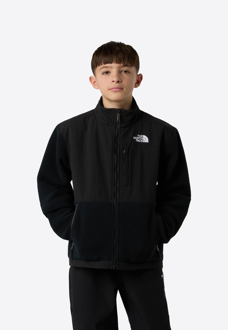 Crna jakna na patent s flis tijelom i najlonskim rukavima, s visokim ovratnikom i logotipom The North Face na prsima.