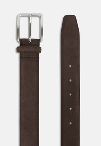 Brun mockaskärp med en silverfärgad rektangulär metallspänne, med jämnt fördelade hål längs remmen för justerbar passform.