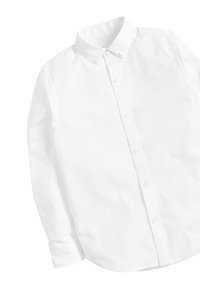 Camisa blanca abotonada con cuello, mangas largas y textura suave. Presenta una tapeta de botones frontal y un dobladillo curvado.