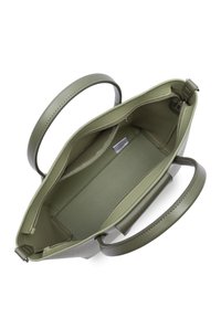 Open lichtgroene leren handtas met twee handvatten, een ritsvak aan de binnenkant en een klein label zichtbaar op de voering.