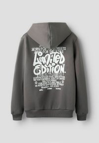 Donkergrijze hoodie met witte grafische tekst op de achterkant met de tekst "Limited Edition," straatstijl ontwerp en details van een adres in Brooklyn.