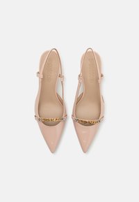 Tacchi slingback in pelle verniciata rosa pallido con punta affilata, caratterizzati da una catena decorativa in oro e argento lungo il scollo.