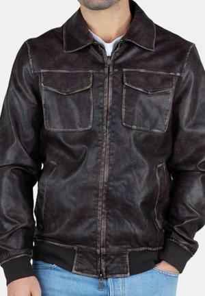 Giacca bomber in pelle marrone con zip frontale, due tasche sul petto, polsini a coste e una texture liscia. Design casual con una vestibilità classica.