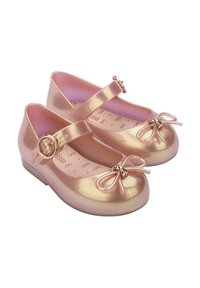Różowo-złote buty Mary Jane o błyszczącym wykończeniu, z boczną klamrą i dekoracyjnymi kokardkami z przodu. Miękkie wnętrze dla większego komfortu.