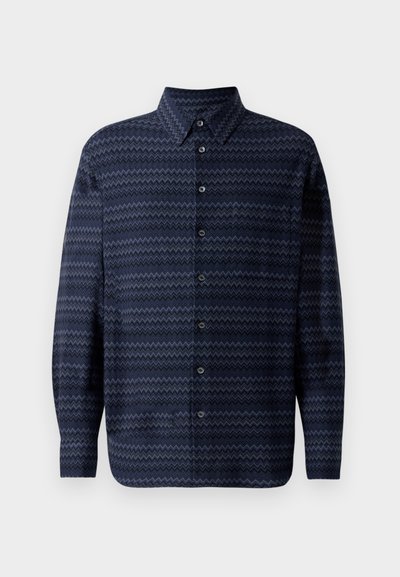 Ναυτικό πουκάμισο με κουμπιά, με ζιγκ-ζαγκ σχέδιο, μακριά μανίκια, κανονικό γιακά και κουμπιά κατά μήκος του μπροστινού μέρους. Υφή υφάσματος.
