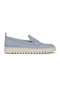 Mocassino di tessuto blu con suola bianca rigata, caratterizzato da una fascia piegata sul davanti e una texture colorata sul materiale superiore.