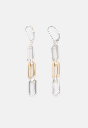 Boucles d’oreilles pendantes avec trois anneaux métalliques rectangulaires reliés, deux argentés et un doré au centre, sur crochets à levier.