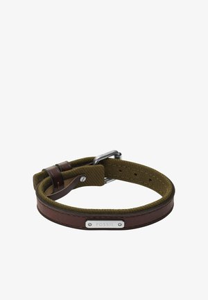 Bruine leren en olijfgroene stoffen Fossil-merk polsband met metalen gesp en logoplaatje.