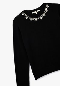 Czarny sweter z długimi rękawami, okrągłym dekoltem; zdobiony perłowymi i dżetowymi akcentami wzdłuż kołnierza.