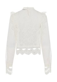 Weiße Spitzenbluse mit langen Ärmeln, einem hohen Kragen, komplizierten floralen Mustern und dekorativen gewellten Rändern entlang des Saums und der Ärmel.