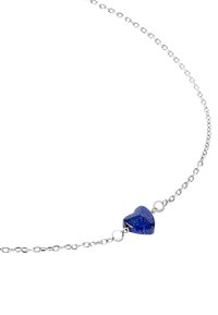 Hopeaketju hopeasta, jossa on syvänsininen sydänmuotoinen riipus, jossa on kimalteleva pinta, ja sen kummallakin puolella kaksi pientä hopeapalloa.