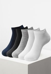 Fünf Paare Knöchelsocken in Marineblau, Schwarz, Dunkelgrau, Hellgrau und Weiß. Gerippte Textur und glatte Oberfläche; Material aus Baumwollmischung.