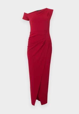 Robe midi rouge asymétrique avec une manche courte, une taille cintrée, un drapé sur la jupe et un col rond.