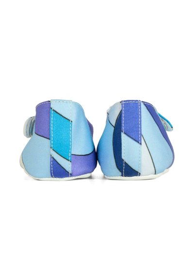 Scarpe blu e viola con motivo, realizzate in materiale morbido, dalla forma rotonda e con suole bianche. Fascetta in velcro per una vestibilità sicura.