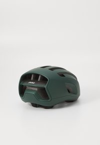 Zielony kask rowerowy o aerodynamicznym kształcie, z wieloma otworami wentylacyjnymi i fakturowaną powierzchnią. Posiada logo na przodzie.