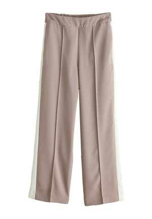 Világosbarna, széles szárú nadrág fehér oldalsávokkal, rugalmas derékrésszel és elől gyűrődéssel, fehér háttéren szétterítve.