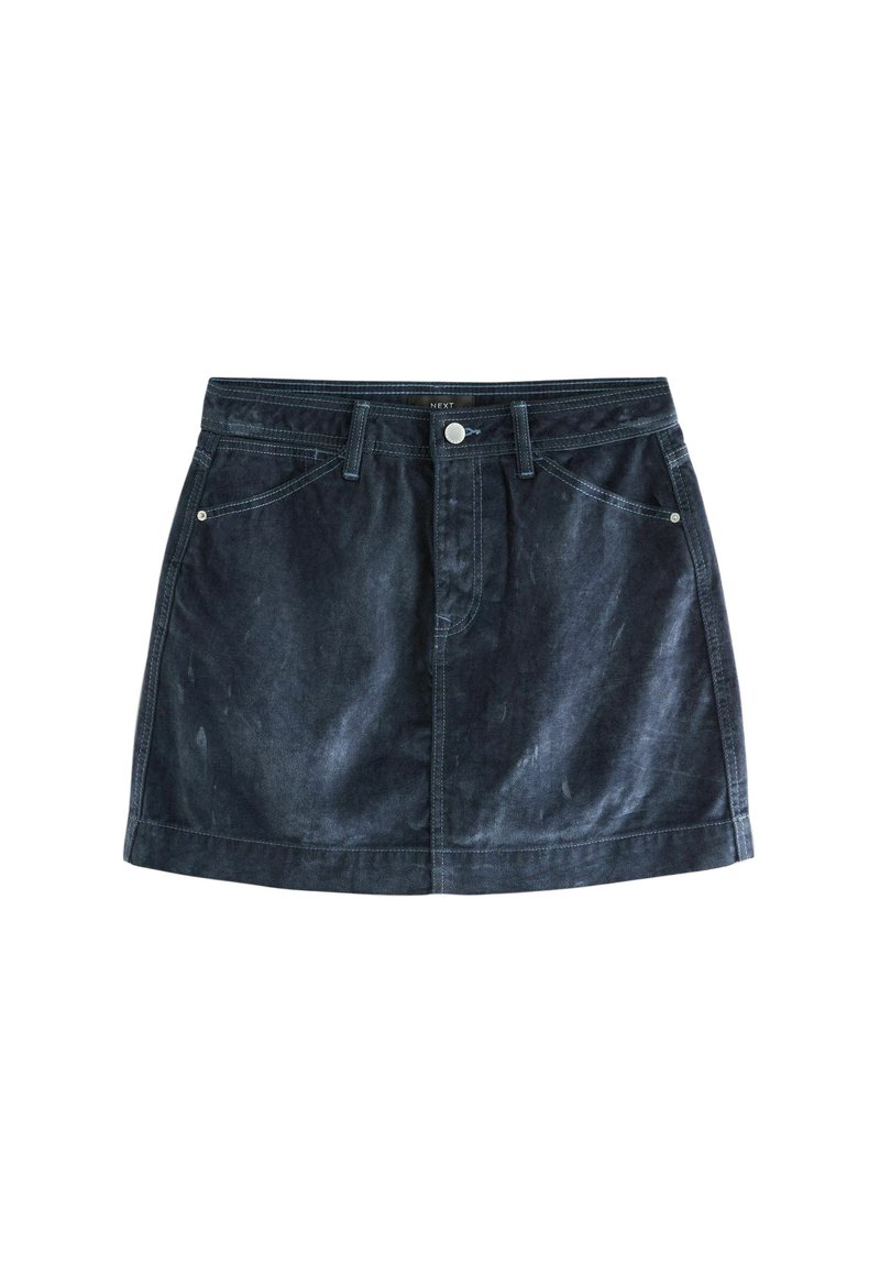 Fustă din denim de un albastru închis, cu croială dreaptă, cinci buzunare și cusături în contrast. Are închidere cu buton în față și bați pentru curea.