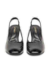 Czarne lakierowane czółenka na obcasie z odkrytą palcą, charakteryzujące się gładką powierzchnią i subtelnym złotym logo "JENNY" na wkładce.