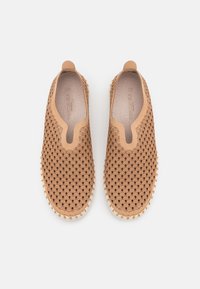 Scarpe slip-on color tan con design perforato, forma rotonda, suola in gomma e accenti testurizzati. Presentano una cucitura minimale e nessun lacci.