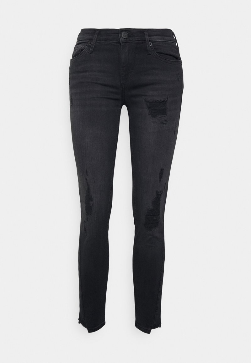 Pantalones vaqueros negros ajustados de denim, con un diseño desgastado que presenta roturas y deshilachado en el dobladillo. Ajuste slim con el estilo típico de cinco bolsillos.