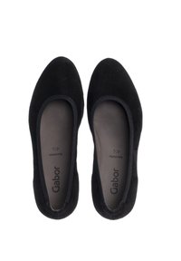 Ballerines noires en suède avec un bout rond, une ouverture élastiquée et une doublure intérieure douce. Présente la marque Gabor à l'intérieur. Taille 41.
