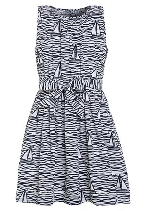 Sukienka bez rękawów z granatowymi, falistymi paskami i nadrukami żaglówek, z talią podkreśloną paskiem z tego samego materiału.