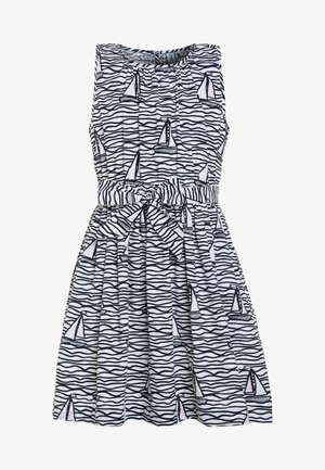 Sukienka bez rękawów z granatowymi, falistymi paskami i nadrukami żaglówek, z talią podkreśloną paskiem z tego samego materiału.