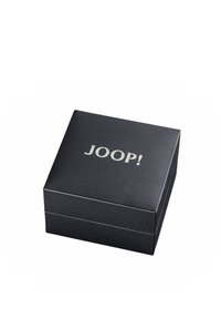 Svart texturerad presentask med klipplock, med den silverpräglade logotypen "JOOP!" på ovansidan.