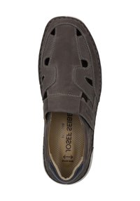 Scarpa in pelle marrone slip-on con fori di ventilazione a taglio, cuciture a contrasto e soletta testurizzata. Include una suola in gomma piatta.