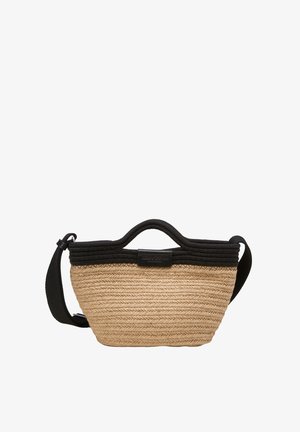 Geweven strohandtas met een beige lichaam, een zwarte stoffen bovenkant en handvat. Verstelbare schouderband en logo-detail aan de voorkant.