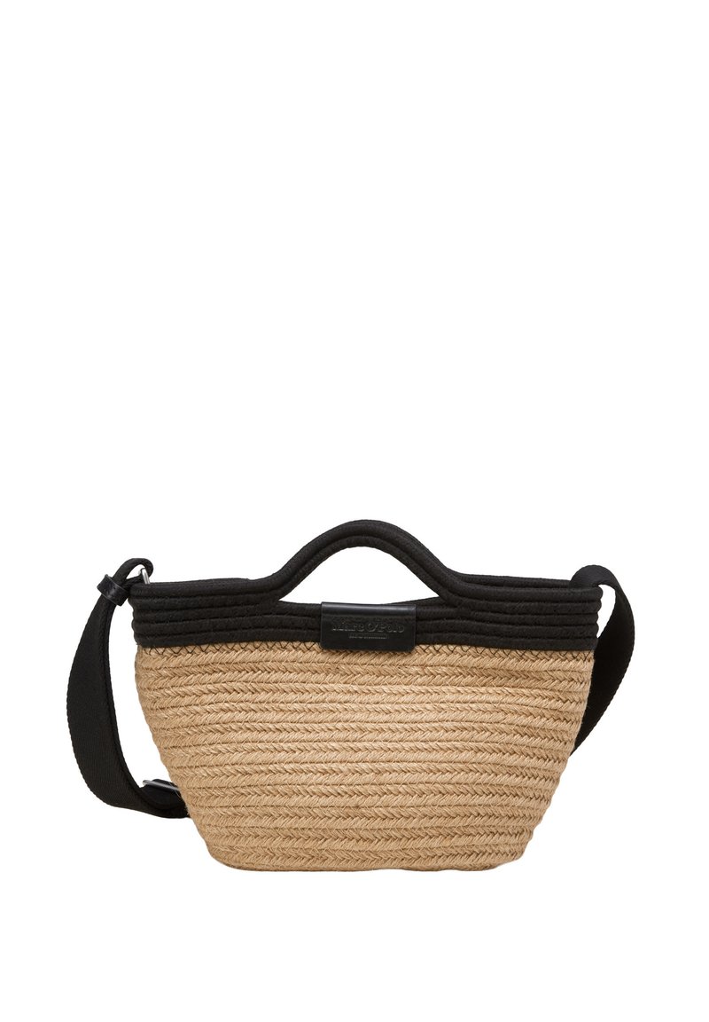 Geflochtene Strohtasche mit einem beigen Körper und einem oberen Teil sowie Griff aus schwarzem Stoff. Verstellbarer Riemen und Logo-Detail auf der Vorderseite.