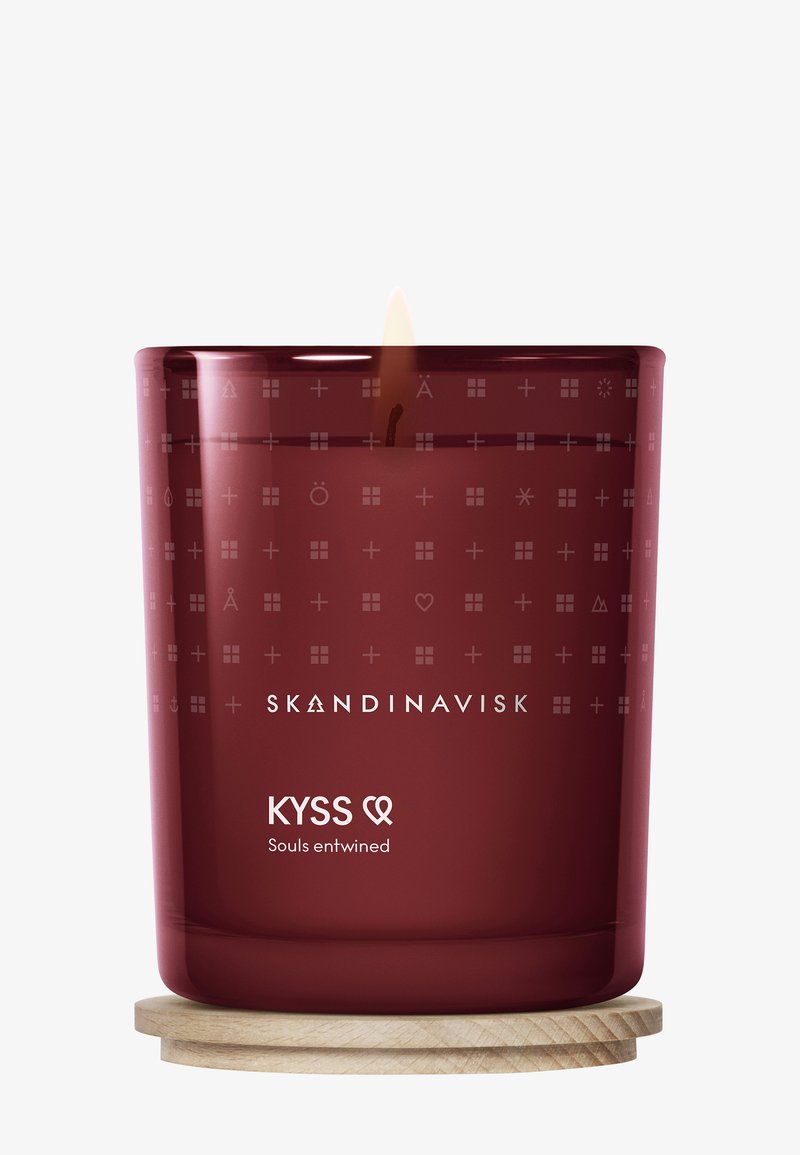 Rotes Glas-Kerzenglas mit Holzsockel, verziert mit einem geprägten Muster und weißem Text "SKANDINAVISK KYSS Souls entwined."
